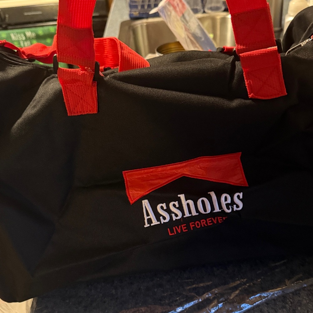 FIVE Brand new Assholes Live Forever duffle bags. - Picture 6 of 10